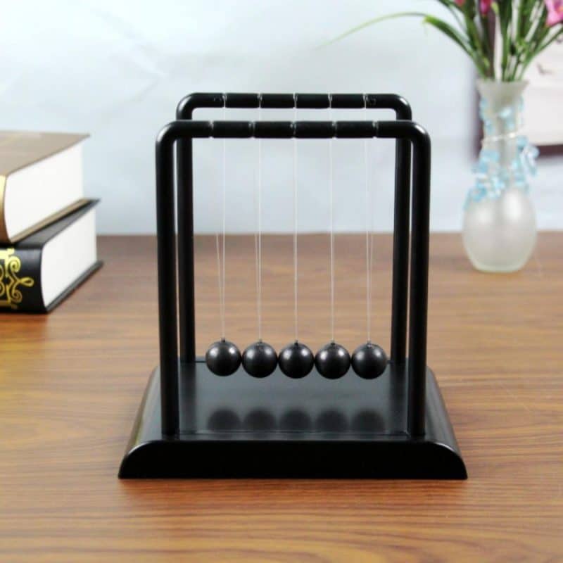 pendule-de-newton-mouvement-perpetuel-billes-noir