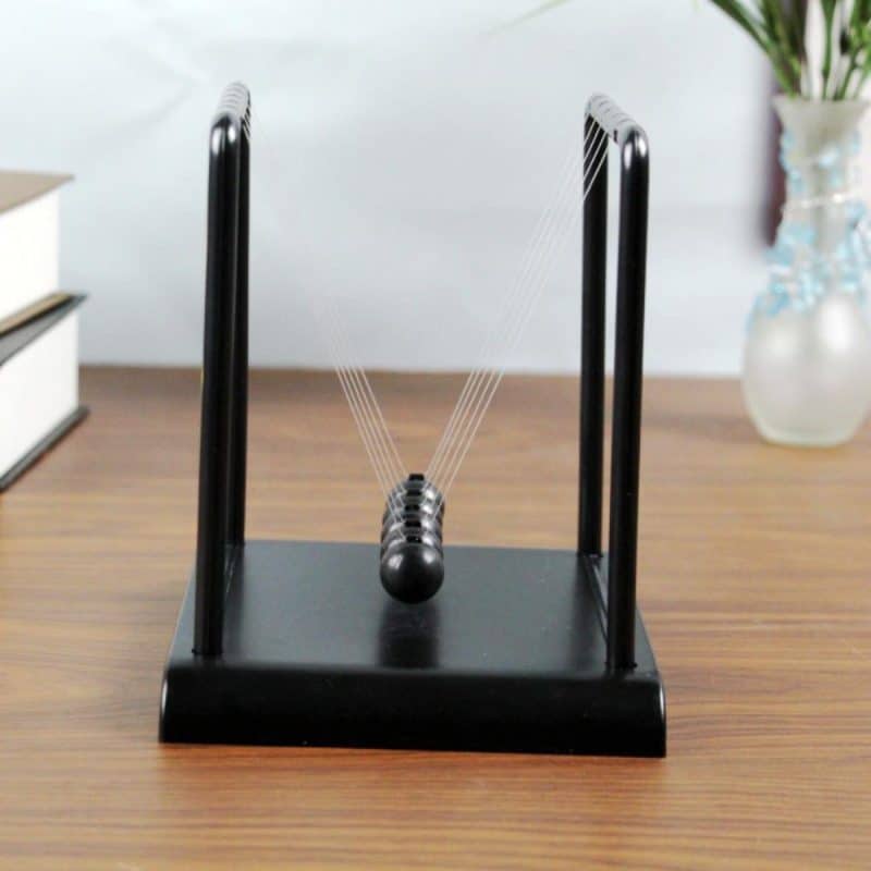 pendule-de-newton-mouvement-perpetuel-socle-noir