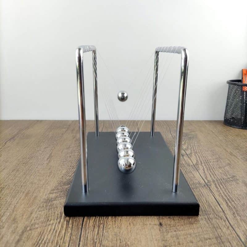 pendule-de-newton-qualite-socle-bois-luxe